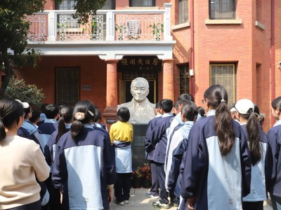 【华文化·至美立德】一堂行走的思政课：研学张闻天旧居，叩问初心使命