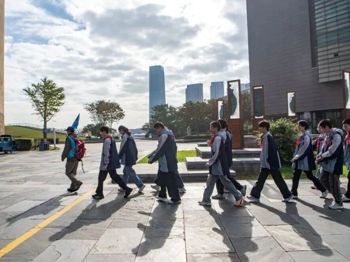 【华文化·至美立德】读城·宜兴 | 华庄中学2025年秋学期研学之旅走进宜兴博物馆